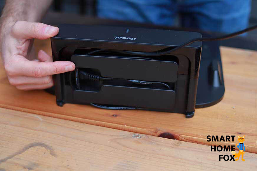 Das Kabelmanagement System von der Ladestation des iRobot Braava jet m6 ist von hinten in der Nahaufnahme zu sehen